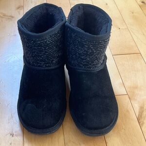 Minnetonka Black Ankle Boots with Plush Cuff